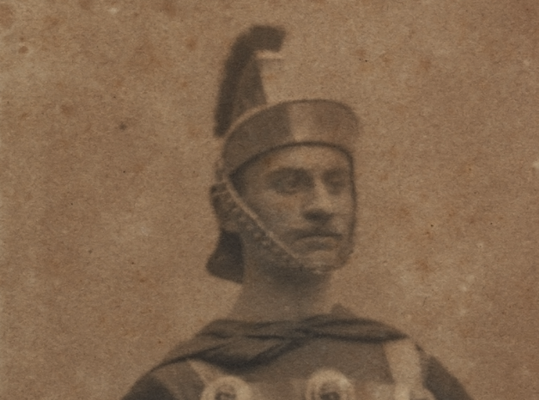 Uomo in costume Soldato Romano. 1890 ca