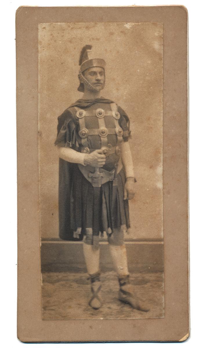 Uomo in costume Soldato Romano. 1890 ca